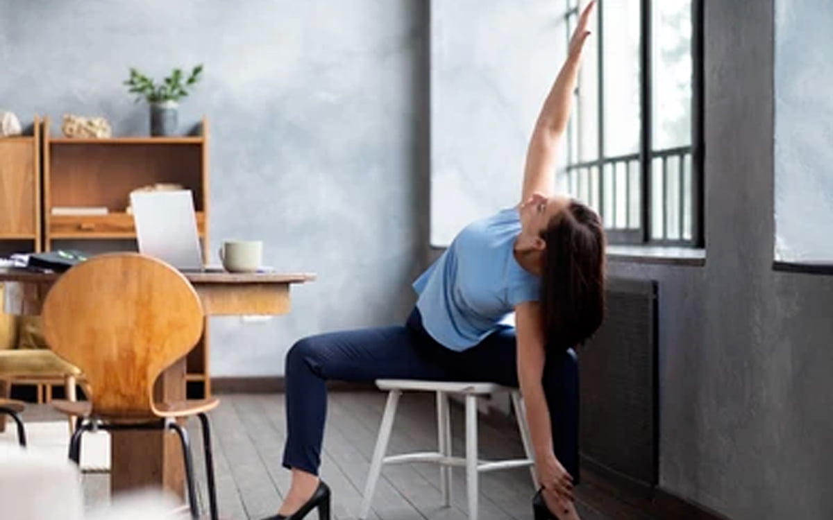 Maîtrisez le Guerrier Inversé sur une Chaise : Clé du Bien-Être en Yoga, Guerrier inversé sur une chaise, Yoga, Flexibilité, Techniques avancées, Bien-être