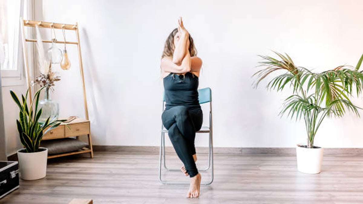 La Chaise Aigle Garudasana : Clé de l'Équilibre Yoga!, Chaise Aigle Garudasana, équilibre en yoga, renforcement musculaire, relaxation du dos, concentration et yoga